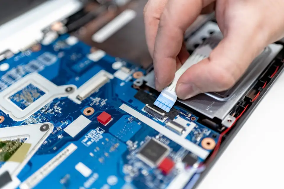 un informaticien qui fixe une nape sur une carte mère