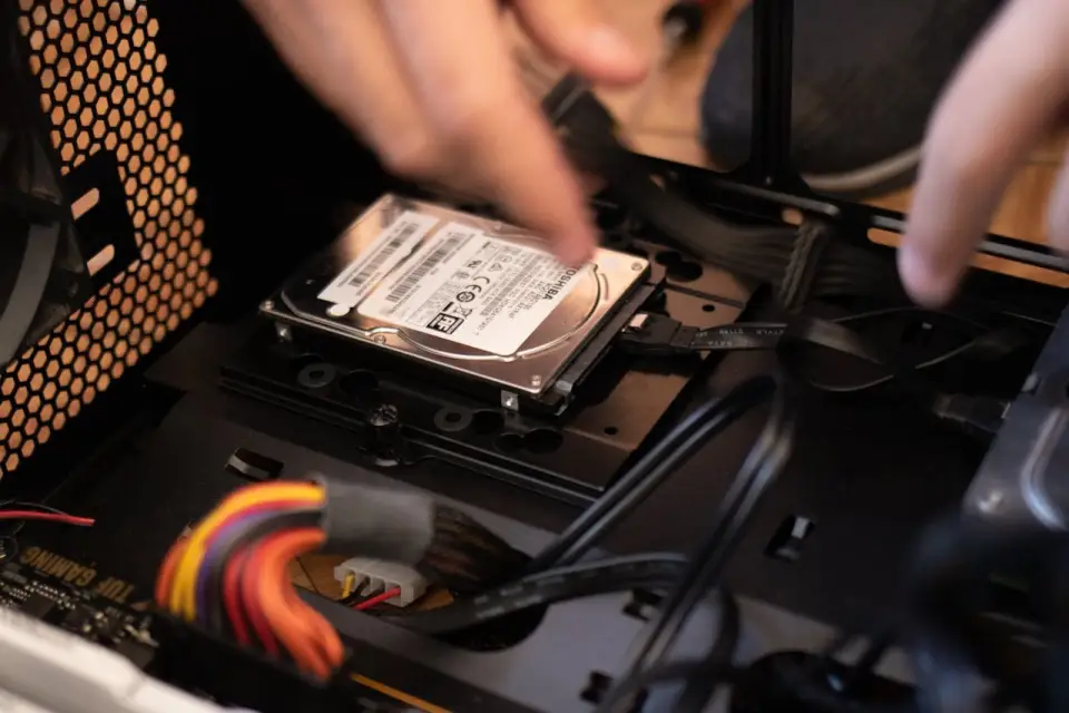 une main qui connecte un disque dur