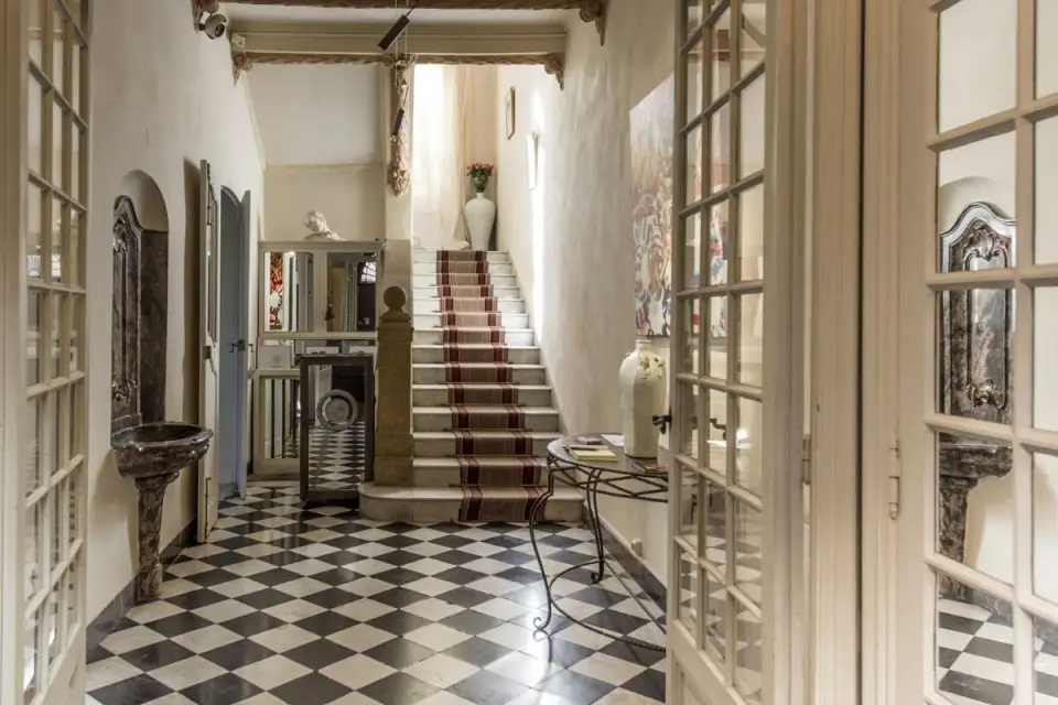 hall d'entrée de l'hôtel particulier le 28 avec ses escaliers en mambre