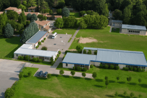 vue aérienne des batiments principaux du collège la chesneraie à Puyricard.